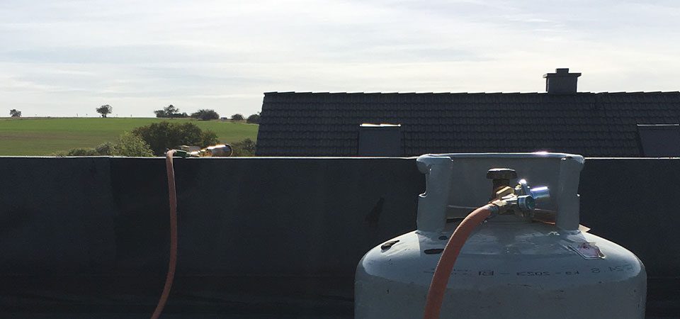 Vue de toiture plate avec intervention technique