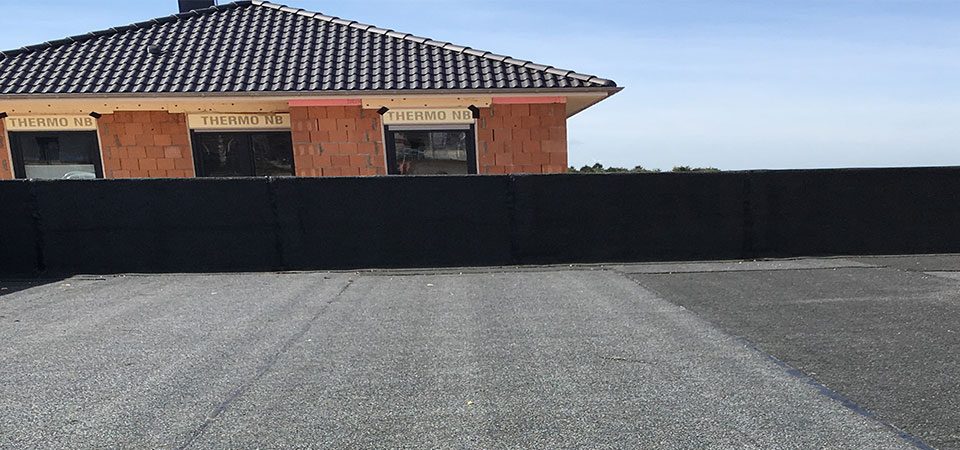 Toiture plate et zone technique